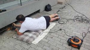 A săpat o groapă sub o bancă din Mizil pentru a salva un căţel captiv în beci: ”Mi-a rupt inima să-l văd cum s-a agăţat cu labuţele de cartof să-l ridic”