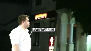Doamna ministru şi-a recuperat ”nora”.  Bozo şi-a sărutat sexoasa ”la foc automat”!