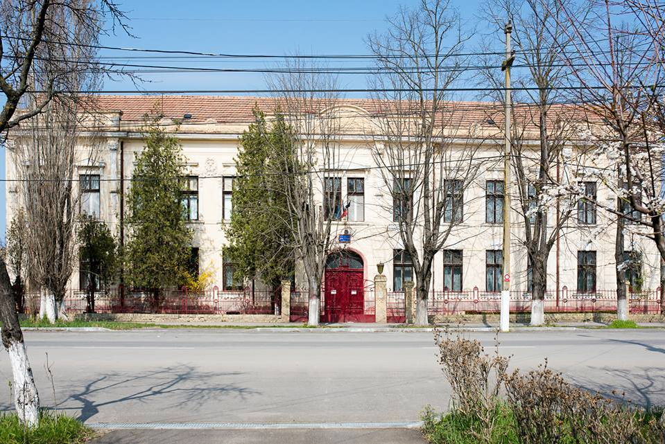 Liceul Tehnologic Jimbolia, al cărui director este Adrian Petruţ