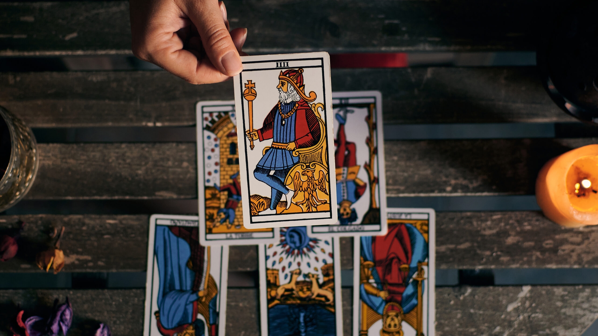 Cartea de Tarot de azi, 18 aprilie 2026. Nativii Berbec devin de neoprit: Regele de Bâte le confirmă că tronul îi așteaptă și ceasul bate