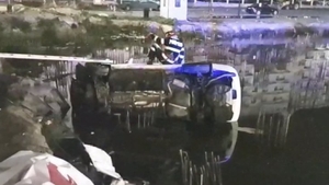 Accident spectaculos în stațiunea Mamaia. Doi tineri au plonjat cu mașina în fundația unui bloc de locuințe