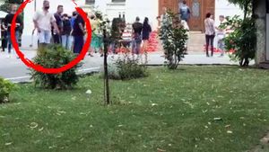 Incident la priveghiul Denisei! Un bărbat a agresat jurnalişti şi...