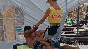 Câți lei costă 30 minute de masaj, pe o plajă din Vama Veche. Turiștii au crezut că nu văd bine