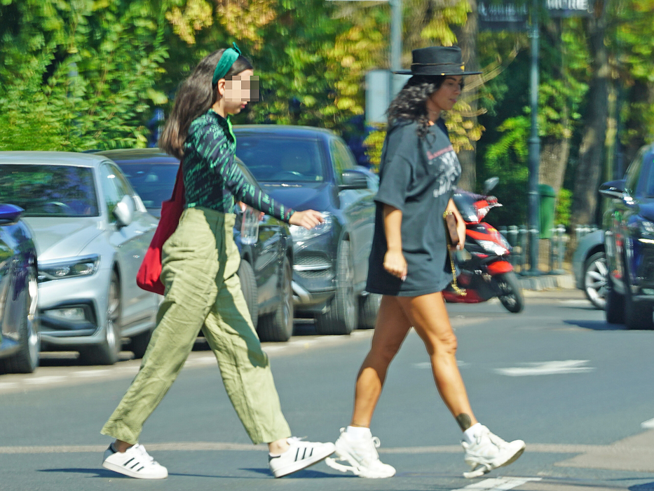 Inna și prietena ei traversează către B4 / (Sursa: CANCAN.RO)