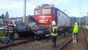 Cine este șoferul care a rămas încarcerat în bolidul său de lux, după ce l-a lovit trenul!