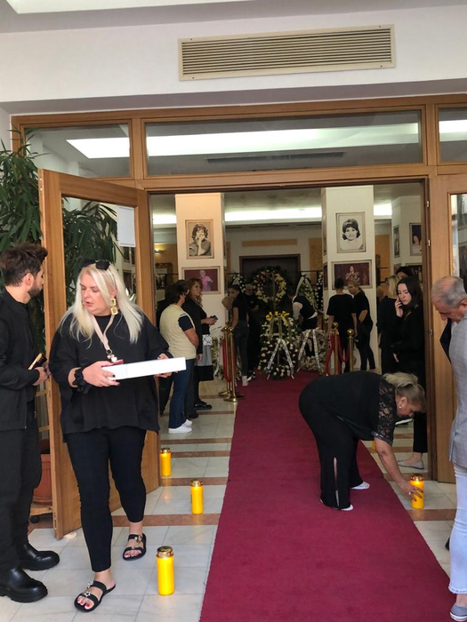 Pregătiri la Teatrul "Constantin Tănase", în așteptarea sicriului cu rămășițele pământești ale lui Alexandru Arșinel (Foto: CANCAN.RO)