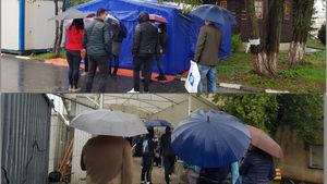 Imagini triste la Ploiești. Zeci de bolnavi așteaptă în ploaie în curtea Spitalului Județean. VIDEO