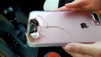 Femeia şi-a scos telefonul după ce a fost blocată în masacrul din Las Vegas. A rămas şocată când a văzut că iPhone-ul încasase un glonte în locul ei