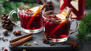 Cea mai bună băutură de Crăciun! Rețeta ieftină de vin fiert cu mere, scorțișoară și portocale