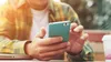De ce îți verifici telefonul fără să ai notificări. Explicația psihologilor
