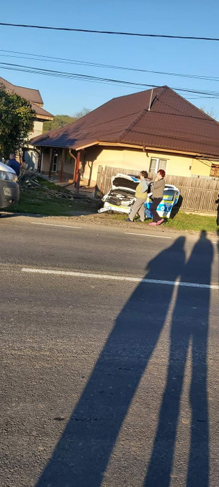 Echipaj de poliție în misiune, implicat într-un accident la Buhuși. Trei persoane au fost rănite