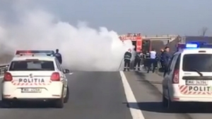 Panică pe autostrada București-Pitești. O mașină a luat foc în mers, șoferul s-a salvat în ultima clipă