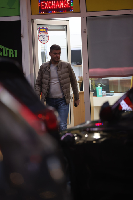 Cristian Boureanu iese din casa de schimb valutar (Foto: CANCAN.RO)