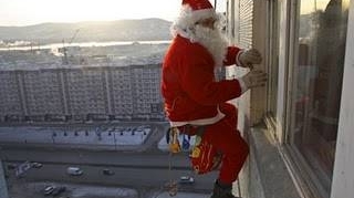 Vrei să-ţi convingi copiii că Moş Crăciun există? Poţi să închiriezi unul care să-ţi intre fix pe geam! Află cât costă!