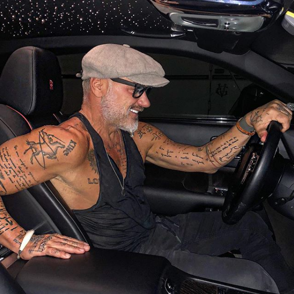 Gianluca Vacchi, la volanul unuia dintre bolizii săi de lux