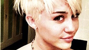 Idolul copilelor isi dezamageste fanii! Hannah Montana s-a facut blonda si si-a taiat parul foarte scurt! N-o sa iti vina sa crezi cum arata acum!