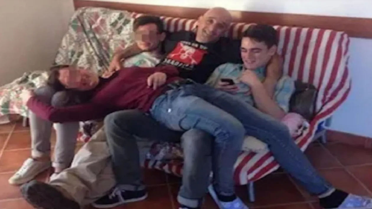 Caz șocant în Italia. Motivul pentru care un tânăr de 24 de ani și-a ucis tatăl care adormise în fața televizorului