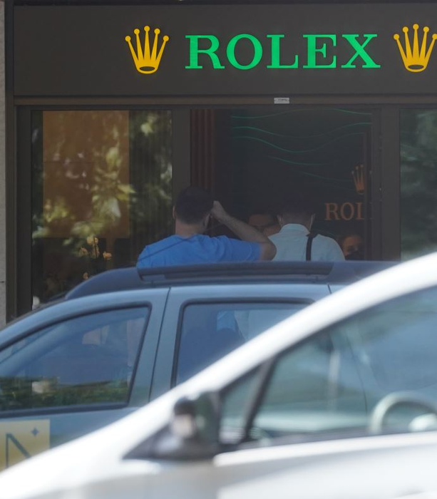 Toni Iuruc, în fața magazinului oficial al Rolex