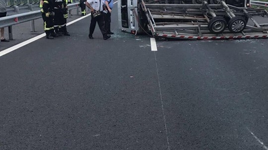 Accident cumplit pe A1 între două microbuze şi un autoturism