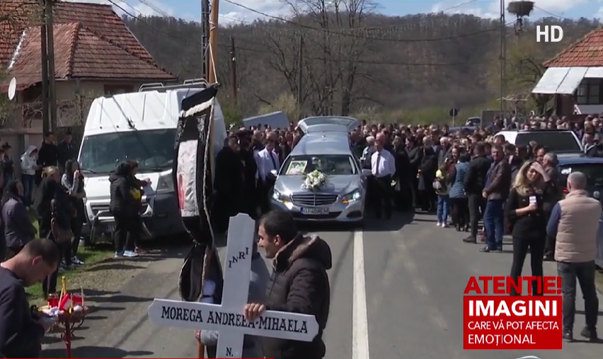 Andreea este condusă pe ultimul drum/ Sursa foto: Captură Antena 3 CNN