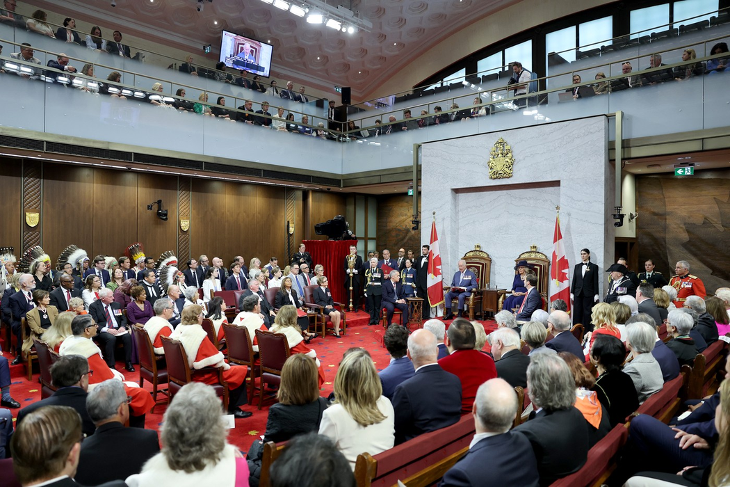 Regele Charles al III-lea și regina Camilla în Camera Senatului pentru deschiderea de stat a Parlamentului în timpul unei vizite oficiale în Canada pe 27 mai 2025 la Ottawa, Ontario. Foto: Profimedia