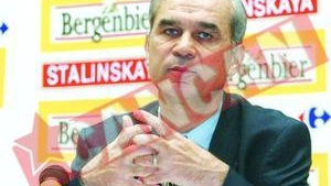 Iordanescu isi doneaza salariul orfanilor