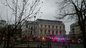 Incendiu la un hotel din centrul Capitalei! 20 de persoane au fost evacuate, după ce acoperișul a fost cuprins de flăcări