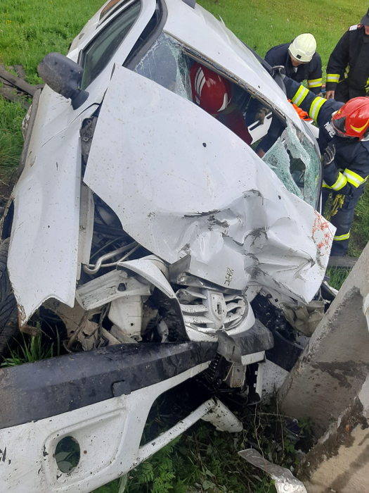 Accident grav în Suceava! O persoană a murit și alte 5 au fost rănite, după ce o mașină a intrat în stâlp. FOTO