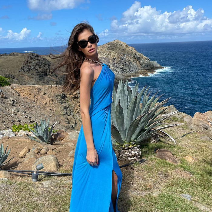 Superba Cristina îşi înnebunește fanii cu o poză în insula miliardarilor, Saint Barth. Cine o fi făcut fotografia?