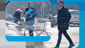 Ilie Dumitrescu, shopping cu stil şi o strategie clară! Îmbrăcat elegant, parfumat, fostul mare fotbalist al Generaţiei de Aur a bifat tot de pe listă!