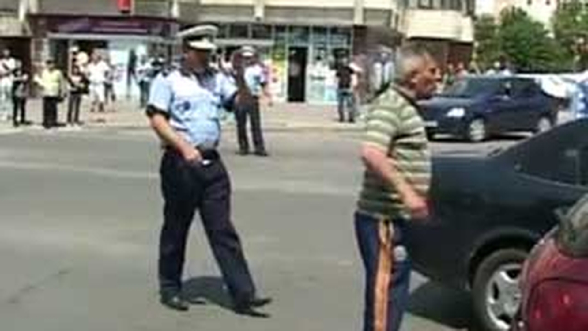 VIDEO Huidu a scapat usor! Uite ce nenorocire a fost la un accident minor din Craiova! Sotul victimei a sarit sa-l bata pe vinovat si a facut instructie cu politistii