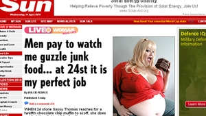 O britanica obeza primeste 2.000 de lire lunar ca sa faca poze mancand!