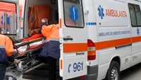 Bistrița: Un mort și trei răniți, după ce o mașină condusă de un șofer fără permis a lovit un copac