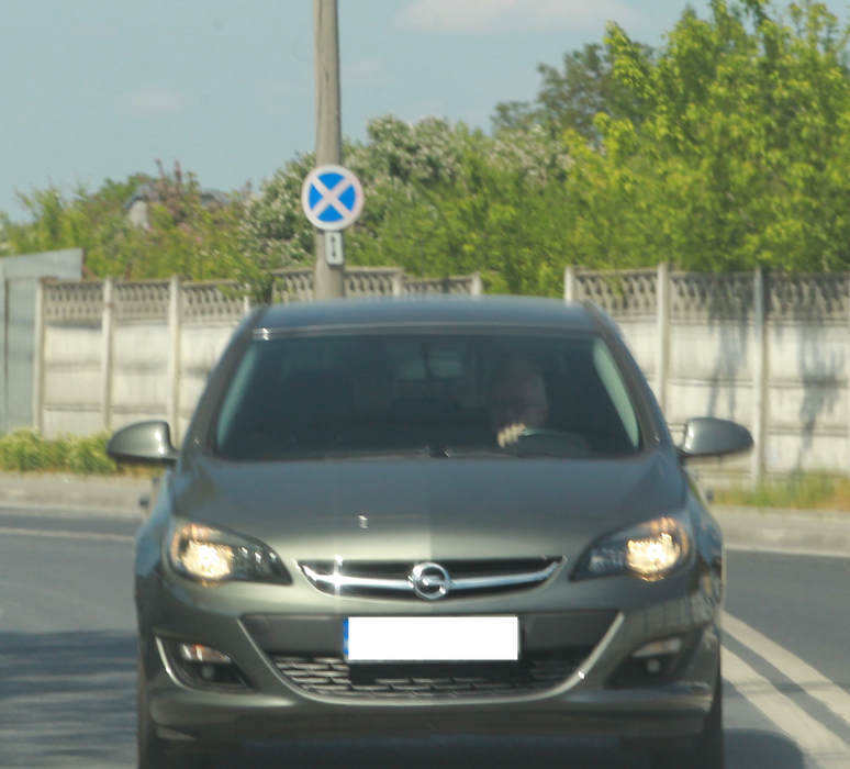 Irinel Columbeanu, la volanul unui Opel