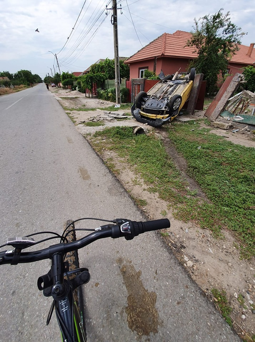 Tânărul ar fi pierdut controlul mașinii în curbă, din cauza vitezei