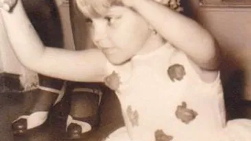 Cine crezi ca este domnisorica din imagine? A prezentat meteo si ii place la nebunie sa cante!