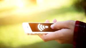 La ce riscuri te expui dacă nu închizi WiFi-ul telefonului când ieși din casă. Experții avertizează