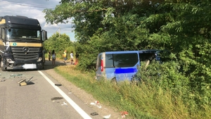 Un microbuz cu opt pasageri s-a ciocnit cu un TIR pe DN 72, lângă Parcul Industrial Vest Prahova. Trei oameni au fost răniți grav