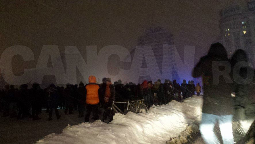 Protestatari pe întuneric! A picat curentul în Piaţa Victoriei şi Aviatorilor