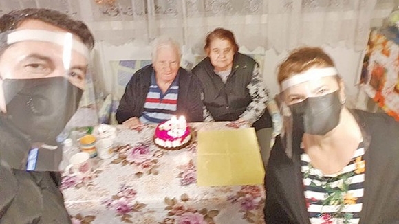 Mihaela Borcea i-a serbat ziua de naștere tatălui camuflată contra COVID-19. FOTO
