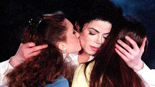 Cine era?! SECRETUL FOARTE INTIM pe care Michael Jackson l-a ascuns până în mormânt. „Se întâmpla PE BANCHETA DIN SPATE”