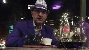 CANCAN.ro ”desecretizează” dosarul unuia dintre cei mai respectaţi ”mafioţi” ai României! El era ”Împăratul” litoralului în anii ’90! Ploi de bani la lăutari cum nu vezi nici la şeici, primul Porsche + tovărăşia cu Beinur, Hagi şi Gheară şi…