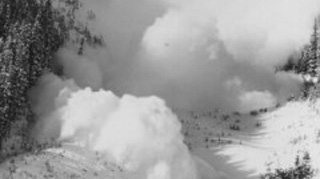 Un schior a fost surprins de o avalansa la Balea Cascada
