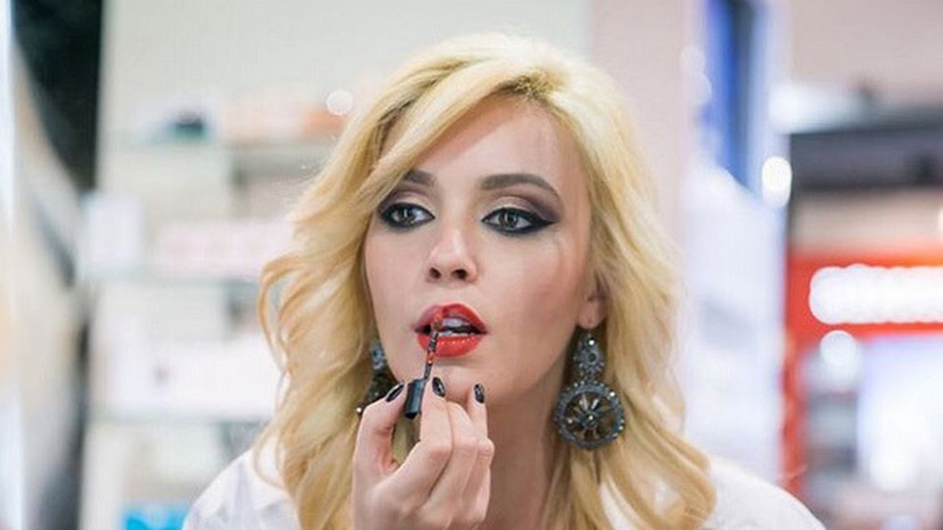 Diana Dumitrescu şi-a făcut bagajele şi a plecat de acasă cu genţile doldora! Poza a fost făcută la primele ore ale dimineţii