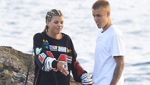 JUSTIN BIEBER este din nou singur! De ce s-a despărţit de SOFIA RICHIE