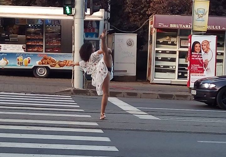 O tânără din Iași a ridicat piciorul la semafor în fața șoferilor și s-a văzut tot! Cine era bruneta sexy