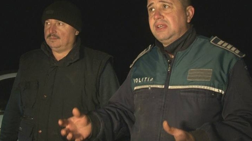 Trei poliţişti au suferit vătămări corporale, după ce au scos din flăcări un bărbat şi copiii acestuia 