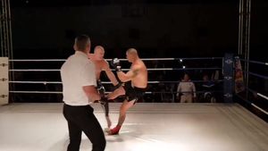 Imagini terifiante. Ce s-a întâmplat la meciul de kick-boxing Tolea Ciumac – Endre. Și-a rupt tibia după câteva secunde! “Am vrut să-l bat, dar nu așa!”