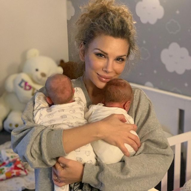 Alina Laufer cu gemenii Davina și Nathaniel, la scurt timp după ce au fost externați