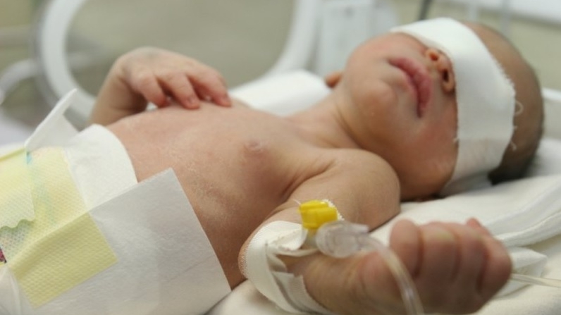 Anchetă în Dâmbovița! Un bebeluș născut prematur a murit